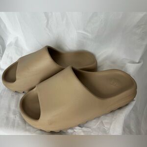 Yeezy slides color pure, size 8